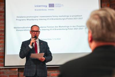 3 grudnia w Zielonej Górze odbyło się szkolenie poświęcone nowoczesnym narzędziom marketingowym w ramach Programu Interreg VI A Brandenburgia-Polska. Wydarzenie zgromadziło przedstawicieli różnych instytucji, od urzędników po służby mundurowe, gotowych zdobyć wiedzę o promocji międzynarodowych projektów.