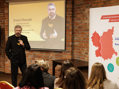 3 grudnia w Zielonej Górze odbyło się szkolenie poświęcone nowoczesnym narzędziom marketingowym w ramach Programu Interreg VI A Brandenburgia-Polska. Wydarzenie zgromadziło przedstawicieli różnych instytucji, od urzędników po służby mundurowe, gotowych zdobyć wiedzę o promocji międzynarodowych projektów.