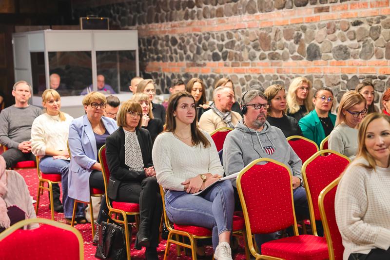 3 grudnia w Zielonej Górze odbyło się szkolenie poświęcone nowoczesnym narzędziom marketingowym w ramach Programu Interreg VI A Brandenburgia-Polska. Wydarzenie zgromadziło przedstawicieli różnych instytucji, od urzędników po służby mundurowe, gotowych zdobyć wiedzę o promocji międzynarodowych projektów.