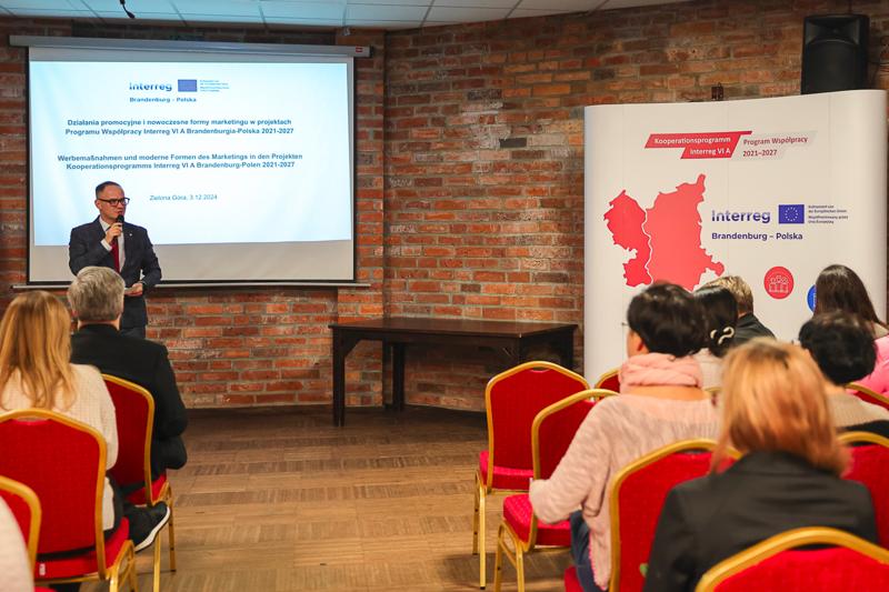 3 grudnia w Zielonej Górze odbyło się szkolenie poświęcone nowoczesnym narzędziom marketingowym w ramach Programu Interreg VI A Brandenburgia-Polska. Wydarzenie zgromadziło przedstawicieli różnych instytucji, od urzędników po służby mundurowe, gotowych zdobyć wiedzę o promocji międzynarodowych projektów.