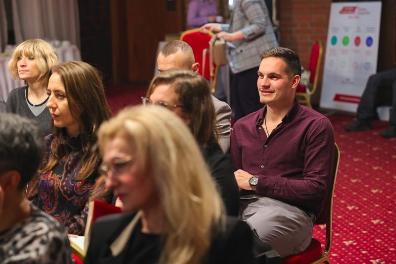 3 grudnia w Zielonej Górze odbyło się szkolenie poświęcone nowoczesnym narzędziom marketingowym w ramach Programu Interreg VI A Brandenburgia-Polska. Wydarzenie zgromadziło przedstawicieli różnych instytucji, od urzędników po służby mundurowe, gotowych zdobyć wiedzę o promocji międzynarodowych projektów.