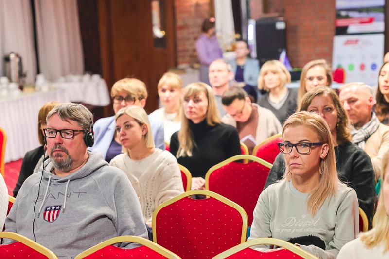 3 grudnia w Zielonej Górze odbyło się szkolenie poświęcone nowoczesnym narzędziom marketingowym w ramach Programu Interreg VI A Brandenburgia-Polska. Wydarzenie zgromadziło przedstawicieli różnych instytucji, od urzędników po służby mundurowe, gotowych zdobyć wiedzę o promocji międzynarodowych projektów.