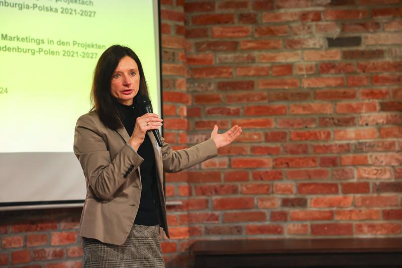 3 grudnia w Zielonej Górze odbyło się szkolenie poświęcone nowoczesnym narzędziom marketingowym w ramach Programu Interreg VI A Brandenburgia-Polska. Wydarzenie zgromadziło przedstawicieli różnych instytucji, od urzędników po służby mundurowe, gotowych zdobyć wiedzę o promocji międzynarodowych projektów.