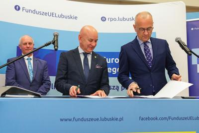 Centra usług społecznych zapewnią możliwość uzyskania różnych usług społecznych w jednym miejscu, które będą dopasowanie do realnych potrzeb społeczności lokalnych i dostarczane w sposób skoordynowany