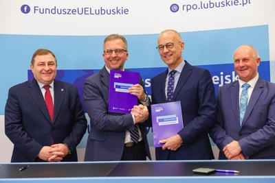 Centra usług społecznych zapewnią możliwość uzyskania różnych usług społecznych w jednym miejscu, które będą dopasowanie do realnych potrzeb społeczności lokalnych i dostarczane w sposób skoordynowany