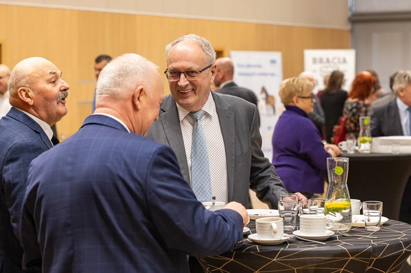 4 grudnia 2024 r. w urzędzie marszałkowskim w Zielonej Górze odbyła się uroczystość 30-lecia Lubuskiego Związku Hodowców Bydła. Jubileuszu pogratulował członek Zarządu Województwa Lubuskiego Zbigniew Kołodziej.