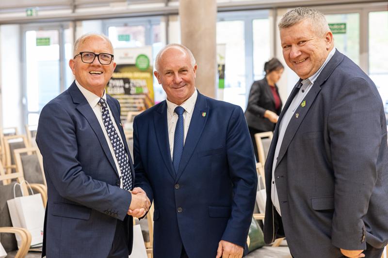 4 grudnia 2024 r. w urzędzie marszałkowskim w Zielonej Górze odbyła się uroczystość 30-lecia Lubuskiego Związku Hodowców Bydła. Jubileuszu pogratulował członek Zarządu Województwa Lubuskiego Zbigniew Kołodziej.