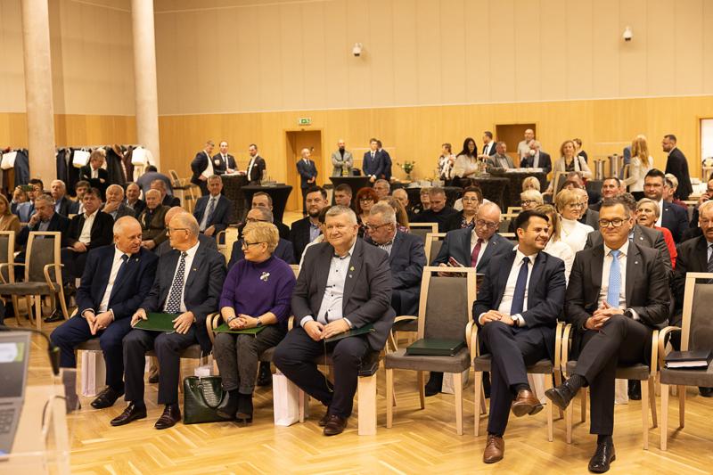 4 grudnia 2024 r. w urzędzie marszałkowskim w Zielonej Górze odbyła się uroczystość 30-lecia Lubuskiego Związku Hodowców Bydła. Jubileuszu pogratulował członek Zarządu Województwa Lubuskiego Zbigniew Kołodziej.