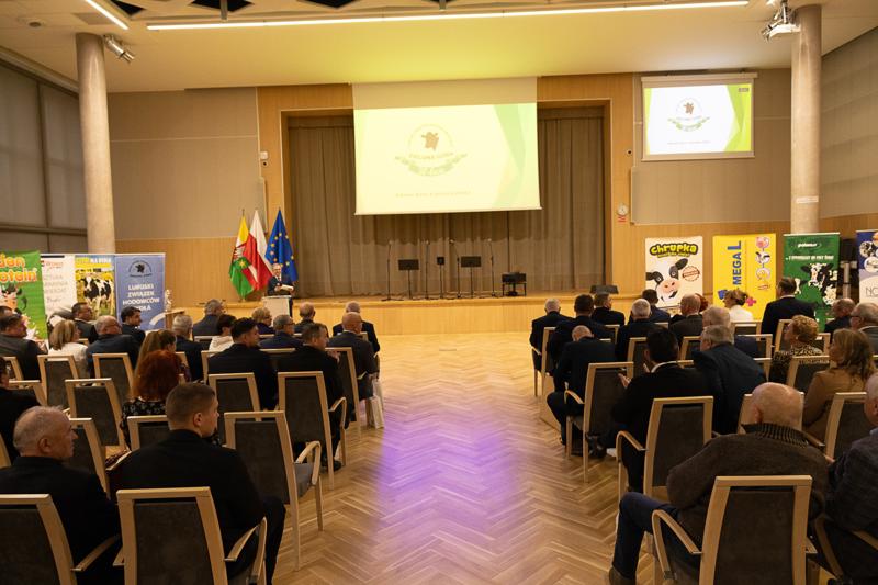 4 grudnia 2024 r. w urzędzie marszałkowskim w Zielonej Górze odbyła się uroczystość 30-lecia Lubuskiego Związku Hodowców Bydła. Jubileuszu pogratulował członek Zarządu Województwa Lubuskiego Zbigniew Kołodziej.