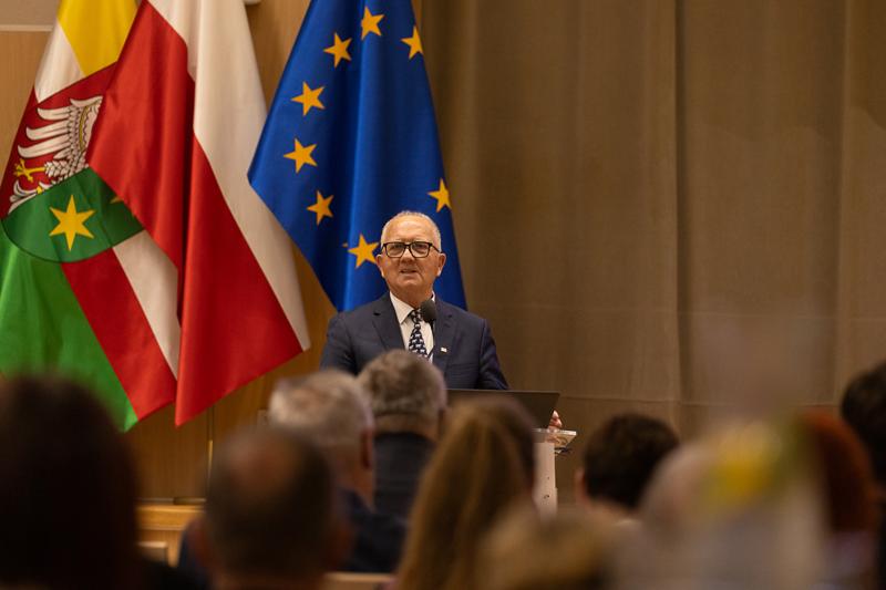 4 grudnia 2024 r. w urzędzie marszałkowskim w Zielonej Górze odbyła się uroczystość 30-lecia Lubuskiego Związku Hodowców Bydła. Jubileuszu pogratulował członek Zarządu Województwa Lubuskiego Zbigniew Kołodziej.