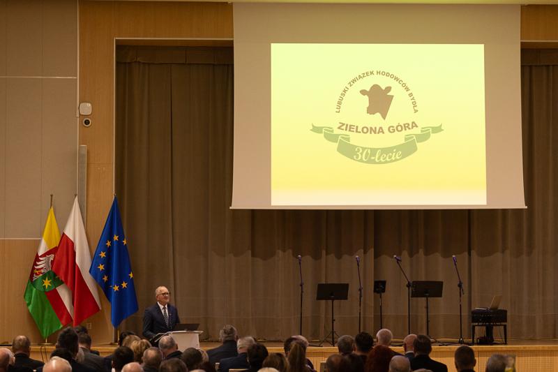 4 grudnia 2024 r. w urzędzie marszałkowskim w Zielonej Górze odbyła się uroczystość 30-lecia Lubuskiego Związku Hodowców Bydła. Jubileuszu pogratulował członek Zarządu Województwa Lubuskiego Zbigniew Kołodziej.