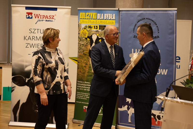 4 grudnia 2024 r. w urzędzie marszałkowskim w Zielonej Górze odbyła się uroczystość 30-lecia Lubuskiego Związku Hodowców Bydła. Jubileuszu pogratulował członek Zarządu Województwa Lubuskiego Zbigniew Kołodziej.