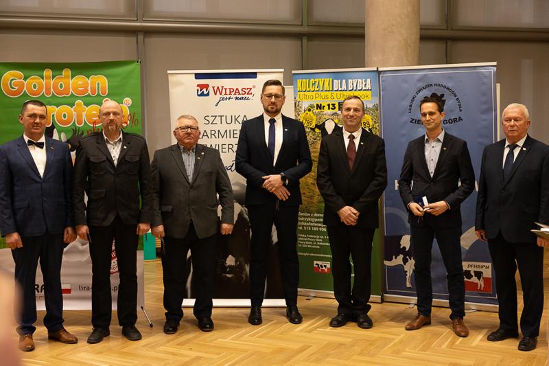 4 grudnia 2024 r. w urzędzie marszałkowskim w Zielonej Górze odbyła się uroczystość 30-lecia Lubuskiego Związku Hodowców Bydła. Jubileuszu pogratulował członek Zarządu Województwa Lubuskiego Zbigniew Kołodziej.