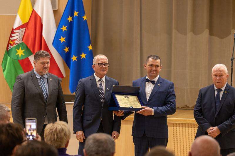 4 grudnia 2024 r. w urzędzie marszałkowskim w Zielonej Górze odbyła się uroczystość 30-lecia Lubuskiego Związku Hodowców Bydła. Jubileuszu pogratulował członek Zarządu Województwa Lubuskiego Zbigniew Kołodziej.