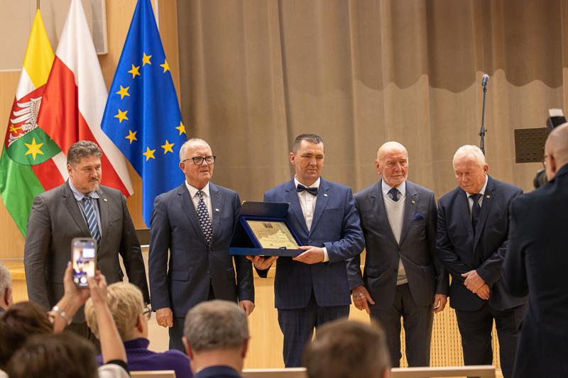 4 grudnia 2024 r. w urzędzie marszałkowskim w Zielonej Górze odbyła się uroczystość 30-lecia Lubuskiego Związku Hodowców Bydła. Jubileuszu pogratulował członek Zarządu Województwa Lubuskiego Zbigniew Kołodziej.
