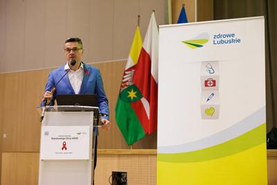 W związku ze Światowym Dniem AIDS 3 grudnia 2024 r. w Urzędzie Marszałkowskim odbyła się konferencja dla nauczycieli i uczniów szkół ponadpodstawowych z woj. lubuskiego. Poprowadziło ją Towarzystwo Rozwoju Rodziny w Zielonej Górze. 