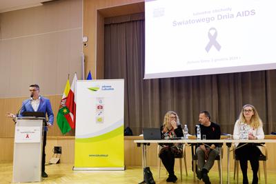 W związku ze Światowym Dniem AIDS 3 grudnia 2024 r. w Urzędzie Marszałkowskim odbyła się konferencja dla nauczycieli i uczniów szkół ponadpodstawowych z woj. lubuskiego. Poprowadziło ją Towarzystwo Rozwoju Rodziny w Zielonej Górze. 