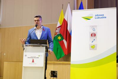 W związku ze Światowym Dniem AIDS 3 grudnia 2024 r. w Urzędzie Marszałkowskim odbyła się konferencja dla nauczycieli i uczniów szkół ponadpodstawowych z woj. lubuskiego. Poprowadziło ją Towarzystwo Rozwoju Rodziny w Zielonej Górze. 