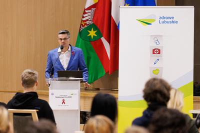 W związku ze Światowym Dniem AIDS 3 grudnia 2024 r. w Urzędzie Marszałkowskim odbyła się konferencja dla nauczycieli i uczniów szkół ponadpodstawowych z woj. lubuskiego. Poprowadziło ją Towarzystwo Rozwoju Rodziny w Zielonej Górze. 