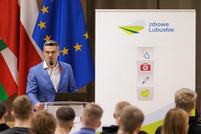 W związku ze Światowym Dniem AIDS 3 grudnia 2024 r. w Urzędzie Marszałkowskim odbyła się konferencja dla nauczycieli i uczniów szkół ponadpodstawowych z woj. lubuskiego. Poprowadziło ją Towarzystwo Rozwoju Rodziny w Zielonej Górze. 