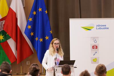 W związku ze Światowym Dniem AIDS 3 grudnia 2024 r. w Urzędzie Marszałkowskim odbyła się konferencja dla nauczycieli i uczniów szkół ponadpodstawowych z woj. lubuskiego. Poprowadziło ją Towarzystwo Rozwoju Rodziny w Zielonej Górze. 