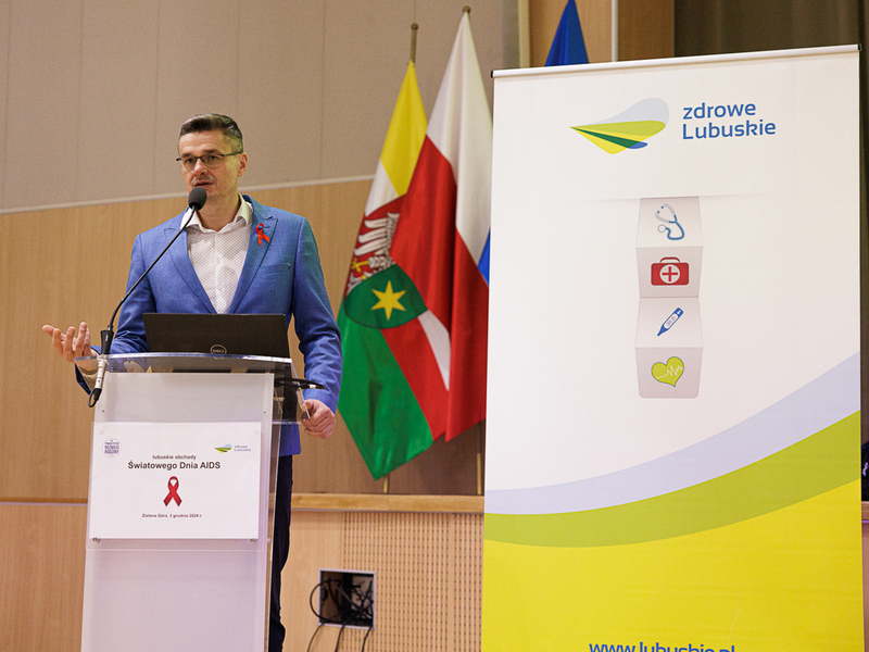 W związku ze Światowym Dniem AIDS 3 grudnia 2024 r. w Urzędzie Marszałkowskim odbyła się konferencja dla nauczycieli i uczniów szkół ponadpodstawowych z woj. lubuskiego. Poprowadziło ją Towarzystwo Rozwoju Rodziny w Zielonej Górze.