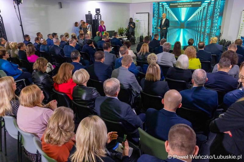 Marszałek Województwa Lubuskiego Marcin Jabłoński przemawia podczas otwarcia Lubuskiego Centrum Cyfryzacji Go Cloud oraz Biura Zamiejscowego Urzędu Marszałkowskiego Województwa Lubuskiego z siedzibą w Gorzowie Wlkp.