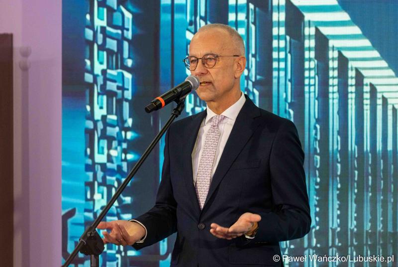 Marszałek Województwa Lubuskiego Marcin Jabłoński przemawia podczas otwarcia Lubuskiego Centrum Cyfryzacji Go Cloud oraz Biura Zamiejscowego Urzędu Marszałkowskiego Województwa Lubuskiego z siedzibą w Gorzowie Wlkp.