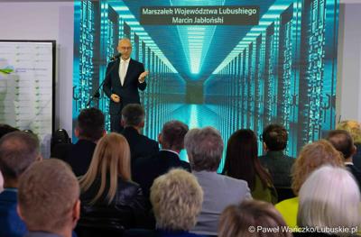Marszałek Województwa Lubuskiego Marcin Jabłoński przemawia podczas otwarcia Lubuskiego Centrum Cyfryzacji Go Cloud oraz Biura Zamiejscowego Urzędu Marszałkowskiego Województwa Lubuskiego z siedzibą w Gorzowie Wlkp. 