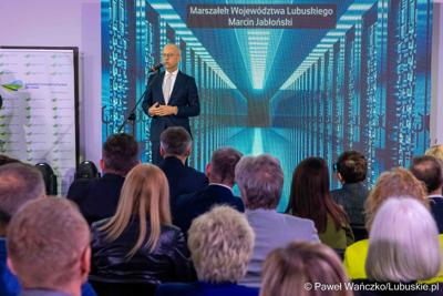 Marszałek Województwa Lubuskiego Marcin Jabłoński przemawia podczas otwarcia Lubuskiego Centrum Cyfryzacji Go Cloud oraz Biura Zamiejscowego Urzędu Marszałkowskiego Województwa Lubuskiego z siedzibą w Gorzowie Wlkp. 