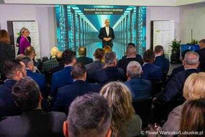 Marszałek Województwa Lubuskiego Marcin Jabłoński przemawia podczas otwarcia Lubuskiego Centrum Cyfryzacji Go Cloud oraz Biura Zamiejscowego Urzędu Marszałkowskiego Województwa Lubuskiego z siedzibą w Gorzowie Wlkp. 