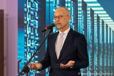 Marszałek Województwa Lubuskiego Marcin Jabłoński przemawia podczas otwarcia Lubuskiego Centrum Cyfryzacji Go Cloud oraz Biura Zamiejscowego Urzędu Marszałkowskiego Województwa Lubuskiego z siedzibą w Gorzowie Wlkp. 