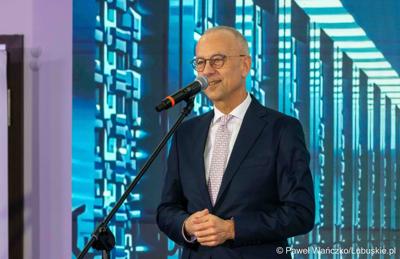 Marszałek Województwa Lubuskiego Marcin Jabłoński przemawia podczas otwarcia Lubuskiego Centrum Cyfryzacji Go Cloud oraz Biura Zamiejscowego Urzędu Marszałkowskiego Województwa Lubuskiego z siedzibą w Gorzowie Wlkp. 