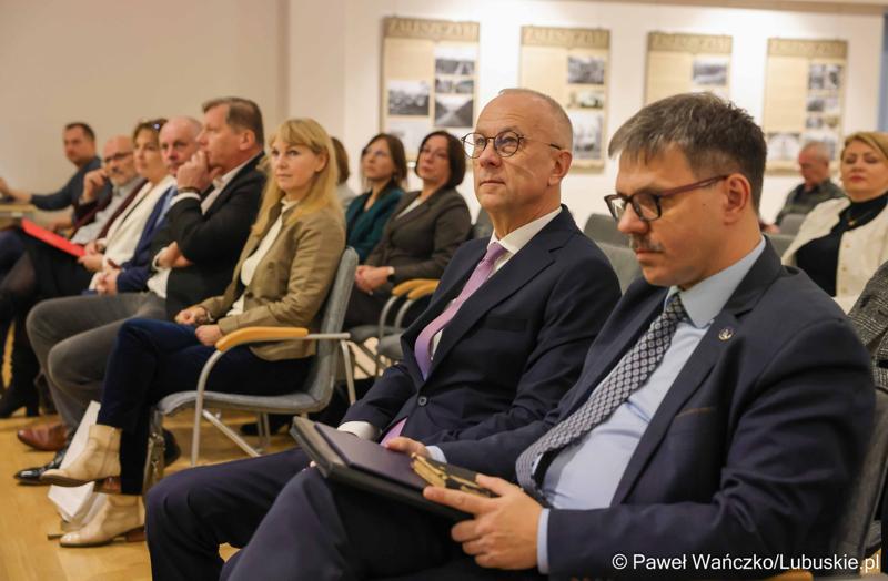 Podsumowanie Roku Edukacji Ekonomicznej w Muzeum Ziemi Lubuskiej. Konferencja odbyła się pod honorowym patronatem Marszałka Województwa Lubuskiego Marcina Jabłońskiego.