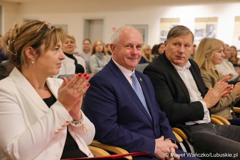 Podsumowanie Roku Edukacji Ekonomicznej w Muzeum Ziemi Lubuskiej. Konferencja odbyła się pod honorowym patronatem Marszałka Województwa Lubuskiego Marcina Jabłońskiego.
