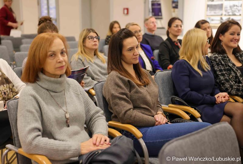 Podsumowanie Roku Edukacji Ekonomicznej w Muzeum Ziemi Lubuskiej. Konferencja odbyła się pod honorowym patronatem Marszałka Województwa Lubuskiego Marcina Jabłońskiego.