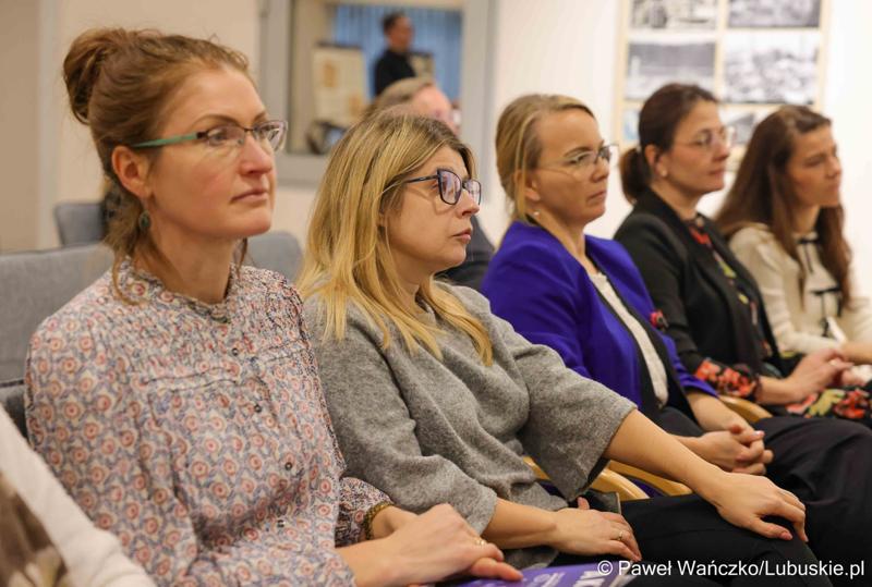 Podsumowanie Roku Edukacji Ekonomicznej w Muzeum Ziemi Lubuskiej. Konferencja odbyła się pod honorowym patronatem Marszałka Województwa Lubuskiego Marcina Jabłońskiego.