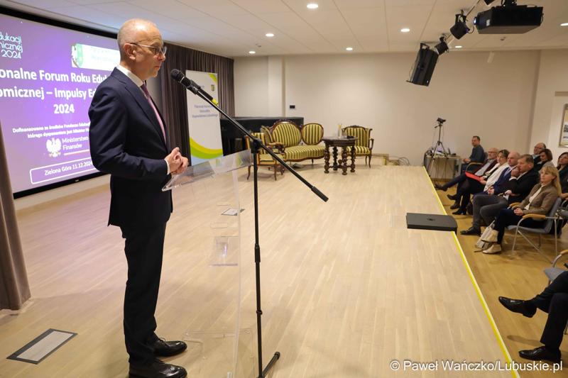 Podsumowanie Roku Edukacji Ekonomicznej w Muzeum Ziemi Lubuskiej. Konferencja odbyła się pod honorowym patronatem Marszałka Województwa Lubuskiego Marcina Jabłońskiego.
