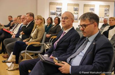 Podsumowanie Roku Edukacji Ekonomicznej w Muzeum Ziemi Lubuskiej. Konferencja odbyła się pod honorowym patronatem Marszałka Województwa Lubuskiego Marcina Jabłońskiego. 