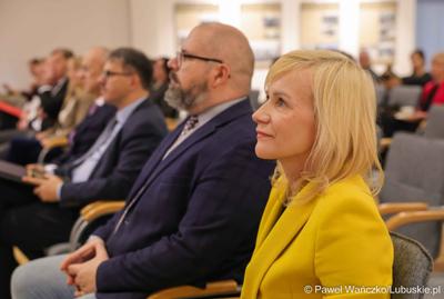 Podsumowanie Roku Edukacji Ekonomicznej w Muzeum Ziemi Lubuskiej. Konferencja odbyła się pod honorowym patronatem Marszałka Województwa Lubuskiego Marcina Jabłońskiego. 
