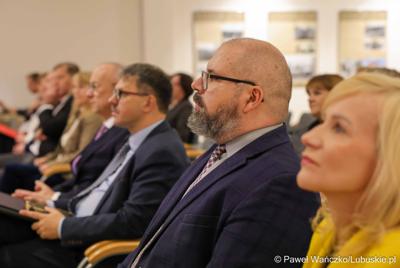 Podsumowanie Roku Edukacji Ekonomicznej w Muzeum Ziemi Lubuskiej. Konferencja odbyła się pod honorowym patronatem Marszałka Województwa Lubuskiego Marcina Jabłońskiego. 