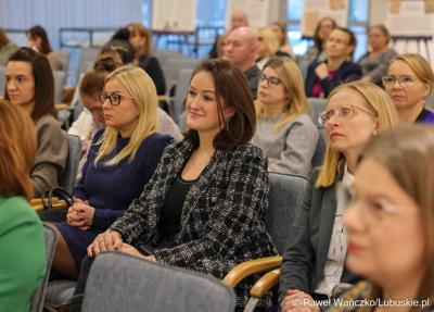 Podsumowanie Roku Edukacji Ekonomicznej w Muzeum Ziemi Lubuskiej. Konferencja odbyła się pod honorowym patronatem Marszałka Województwa Lubuskiego Marcina Jabłońskiego. 