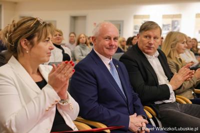 Podsumowanie Roku Edukacji Ekonomicznej w Muzeum Ziemi Lubuskiej. Konferencja odbyła się pod honorowym patronatem Marszałka Województwa Lubuskiego Marcina Jabłońskiego. 