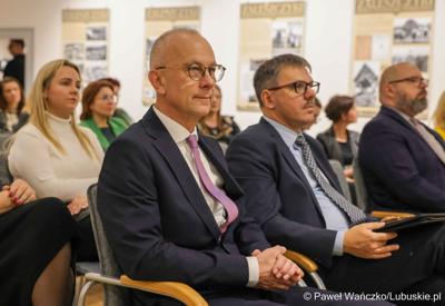 Podsumowanie Roku Edukacji Ekonomicznej w Muzeum Ziemi Lubuskiej. Konferencja odbyła się pod honorowym patronatem Marszałka Województwa Lubuskiego Marcina Jabłońskiego. 