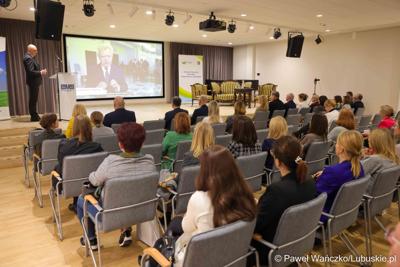 Podsumowanie Roku Edukacji Ekonomicznej w Muzeum Ziemi Lubuskiej. Konferencja odbyła się pod honorowym patronatem Marszałka Województwa Lubuskiego Marcina Jabłońskiego. 