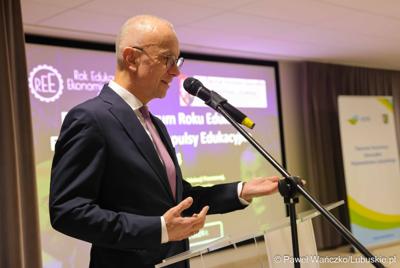 Podsumowanie Roku Edukacji Ekonomicznej w Muzeum Ziemi Lubuskiej. Konferencja odbyła się pod honorowym patronatem Marszałka Województwa Lubuskiego Marcina Jabłońskiego. 