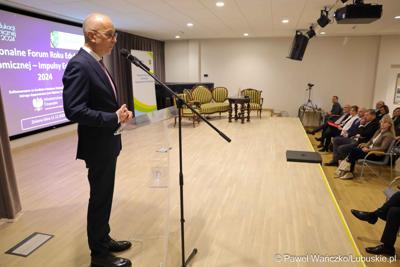 Podsumowanie Roku Edukacji Ekonomicznej w Muzeum Ziemi Lubuskiej. Konferencja odbyła się pod honorowym patronatem Marszałka Województwa Lubuskiego Marcina Jabłońskiego. 