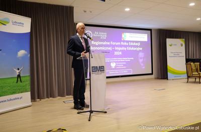 Podsumowanie Roku Edukacji Ekonomicznej w Muzeum Ziemi Lubuskiej. Konferencja odbyła się pod honorowym patronatem Marszałka Województwa Lubuskiego Marcina Jabłońskiego. 