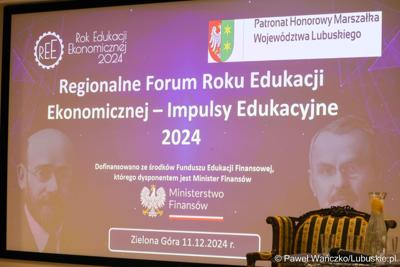 Podsumowanie Roku Edukacji Ekonomicznej w Muzeum Ziemi Lubuskiej. Konferencja odbyła się pod honorowym patronatem Marszałka Województwa Lubuskiego Marcina Jabłońskiego. 