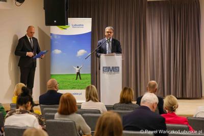 Podsumowanie Roku Edukacji Ekonomicznej w Muzeum Ziemi Lubuskiej. Konferencja odbyła się pod honorowym patronatem Marszałka Województwa Lubuskiego Marcina Jabłońskiego. 